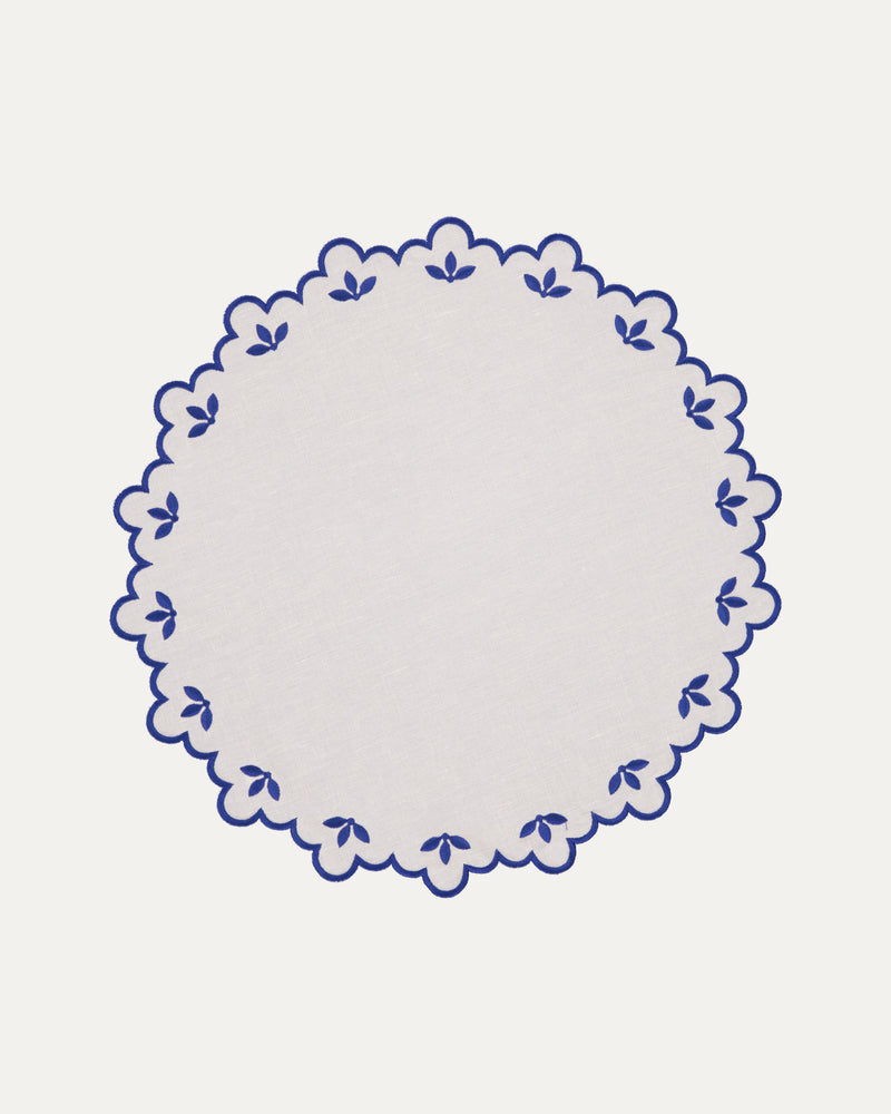 Placemats white with Blue Half Flower